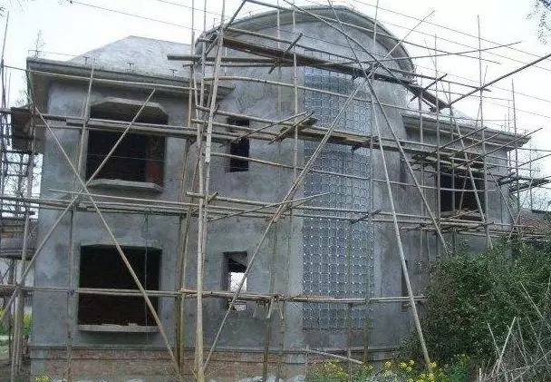 分享：網友自建二層小別墅，3個半圓外飄陽臺的特殊造型成亮點！