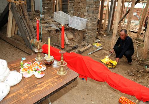 農(nóng)村建房上梁為什么要掛紅綢布